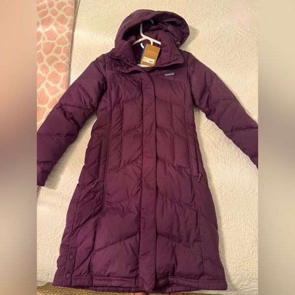 Women's Patagonia “Down with it Parka” with hood color is deep plum